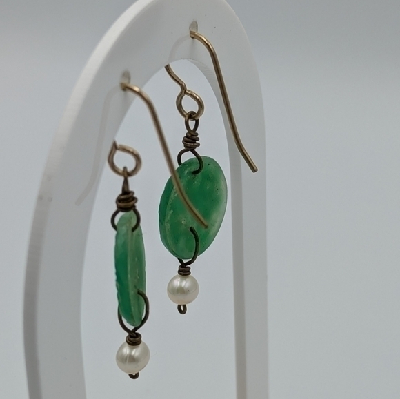 Vintage carved disc green dangle earrings - Picture 2 of 6